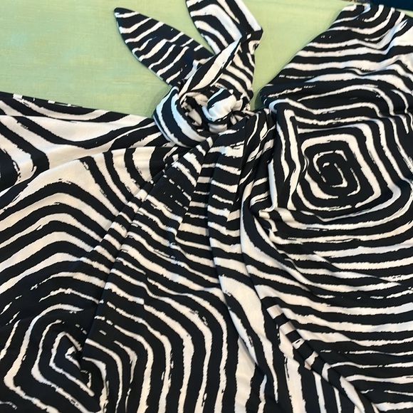 Dressbarn tee shirt style wrap dress in the mod swirl print you will love! Sz 16 - Picture 12 of 12